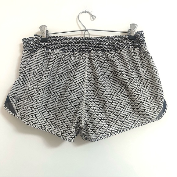 Lululemon Hotty Hot Short II *2.5" Monochromic White / Monochromic Black Size 8 - Picture 6 of 8